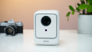 Máy chiếu mini Eroc Magic Pro thiết kế nhỏ gọn màu trắng, phù hợp giải trí tại gia 