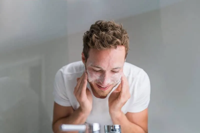 Làm sạch mặt trước khi sử dụng máy cạo râu