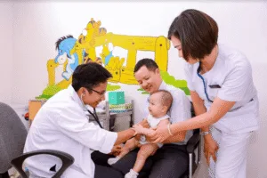 Khi trẻ xuất hiện các triệu chứng bệnh lý tại da, cha mẹ nên đưa trẻ sơ sinh đến gặp bác sĩ để được thăm khám và điều trị
