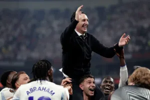 Huấn luyện viên của Aston Villa Unai Emery