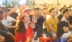 Người Việt Nam tụ họp xem bóng đá cổ vũ