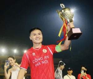 Nguyễn Quang Hải tươi rói nâng cao chiếc cúp vô địch V.League trong màu áo Câu lạc bộ Công an Hà Nội (CAHN)